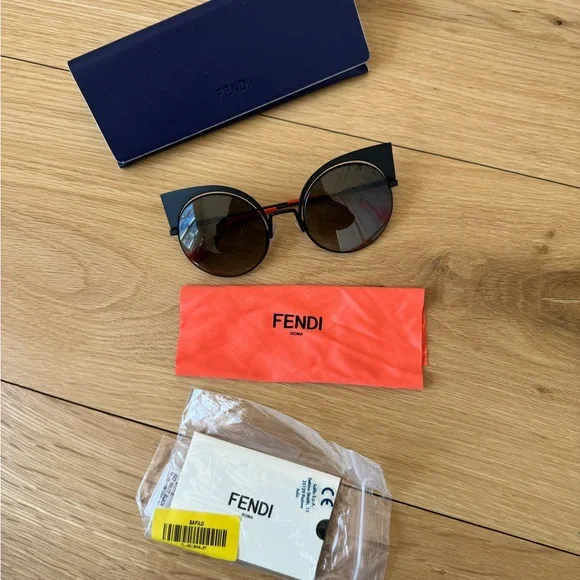 FENDI FF 0177/S CAT EYE SUNGLASSES - Edgy style that was all over the runways - Picture 2 of 12